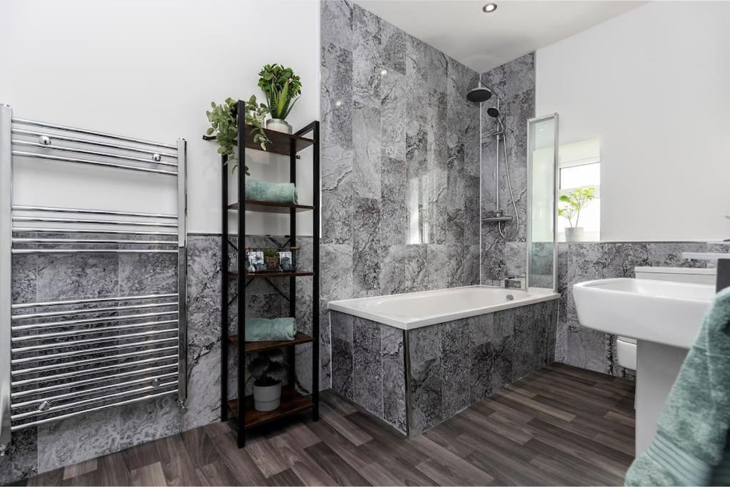 Auckland View - A Comfy & Spacious 4Bed With Views Coundon Kültér fotó