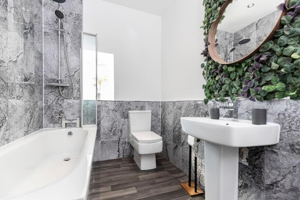 Auckland View - A Comfy & Spacious 4Bed With Views Coundon Kültér fotó